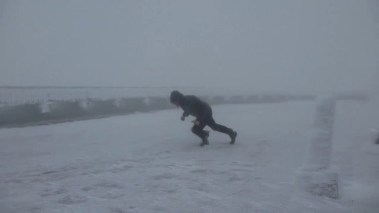 Rüzgara karşı duran adam!