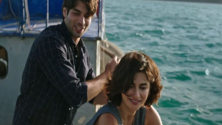 Efe, Efruz'a balık tutmayı öğretiyor