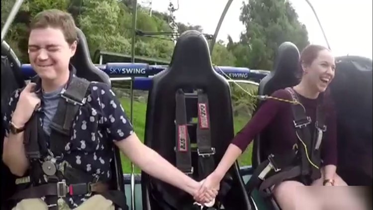 Erkek arkadaşını teselli etti