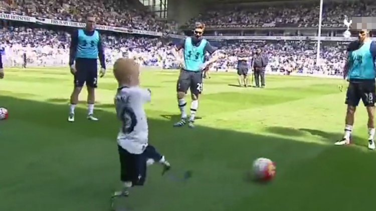 Küçük çocuk bütün stadı ağlattı!