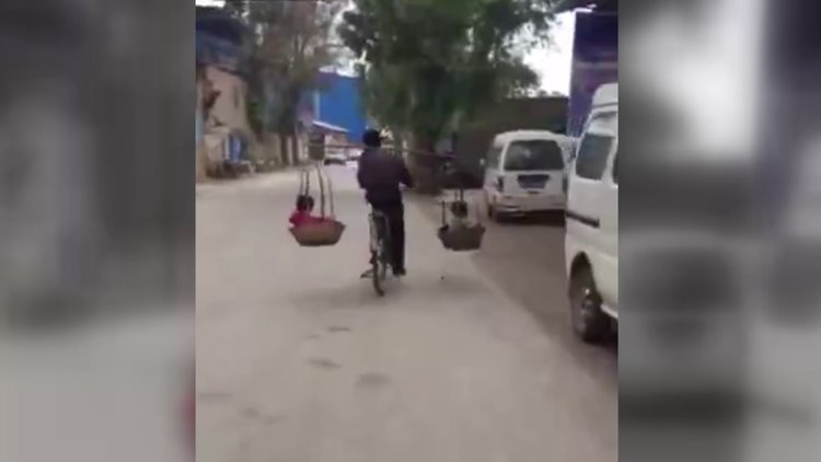 2 çocuğunu böyle taşıdı!