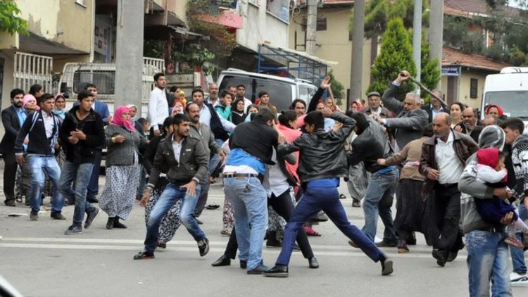 OLAY YERİ: DÜĞÜN, MESELE: ŞARKI