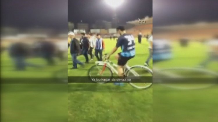 Maç sonrası sahaya bisikletle girdi