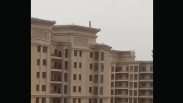 Gökdelenin tepesinden kendini boşluğa bıraktı!