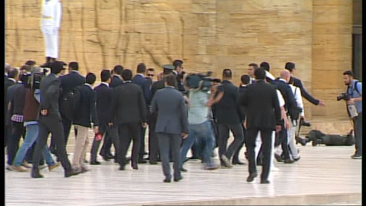 Anıtkabir'de nöbet tutan asker baygınlık geçirdi