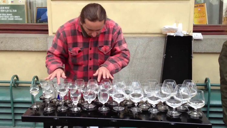 Cam bardakları müzik aletine dönüştürdü