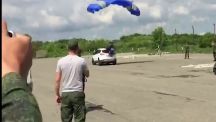 Paraşütle aracın camını kıran asker