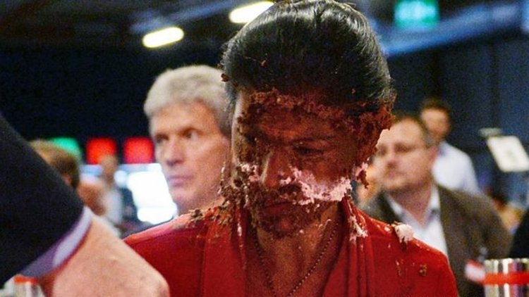 Meclis Grubu Eşbaşkanına pasta fırlattılar!