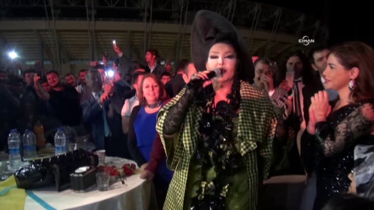 Bülent Ersoy, Urfa'daki aşiret düğününde sahne aldı