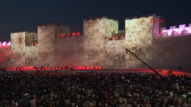 Fetih şöleninde 3 boyutlu sahnede görsel şov