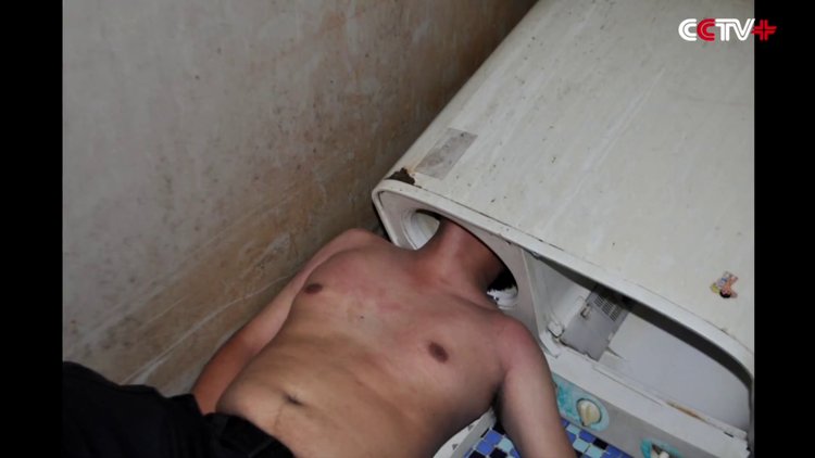 Çinli genç kafasını çamaşır makinesine sıkıştırdı