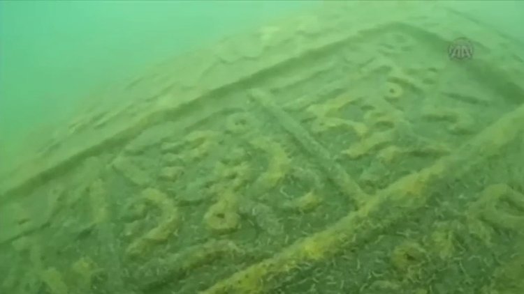 Van Gölü'nde Selçuklu dönemine ait mezar taşları bulundu