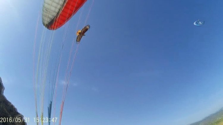 Yamaç paraşütçüsüne kartal saldırısı