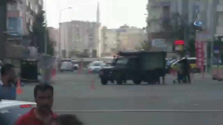 Diyarbakır Emniyet Müdürlüğü önünde şüpheli araç alarmı