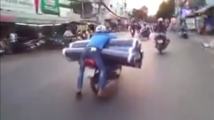 Motosiklet ile halı teslimatı