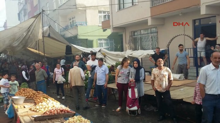 Semt pazarına yıldırım düştü