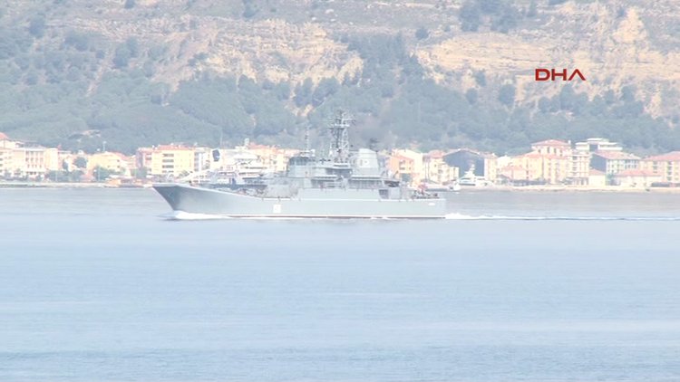 Rus savaş gemisi Çanakkale Boğazı'ndan geçti