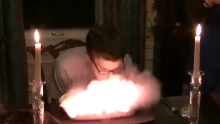 Üflediği doğum günü pastası bir anda alev aldı