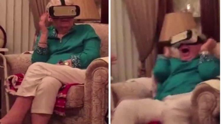 Sanal gerçeklik gözlüğünü deneyen nine