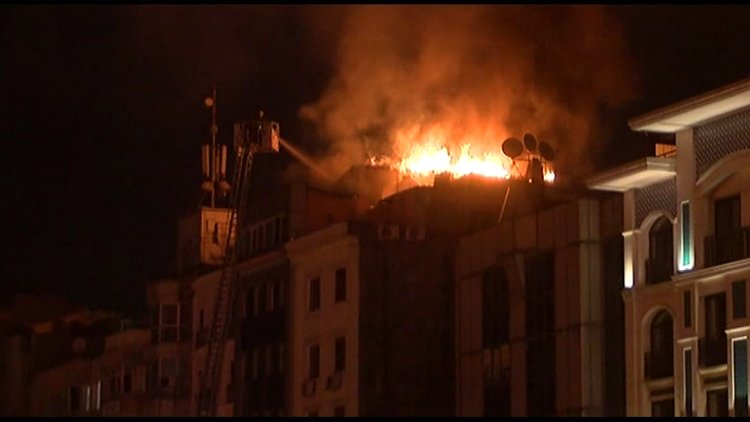 Fatih'teki otel yangını paniğe yol açtı