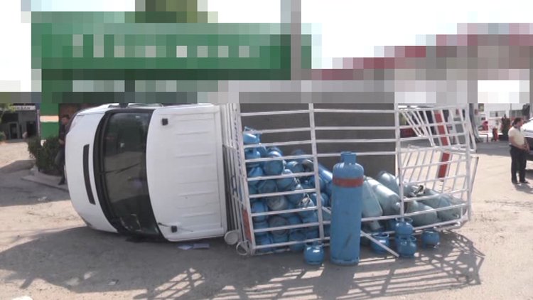 Yolcu minibüsü ile tüp yüklü kamyonet çarpıştı