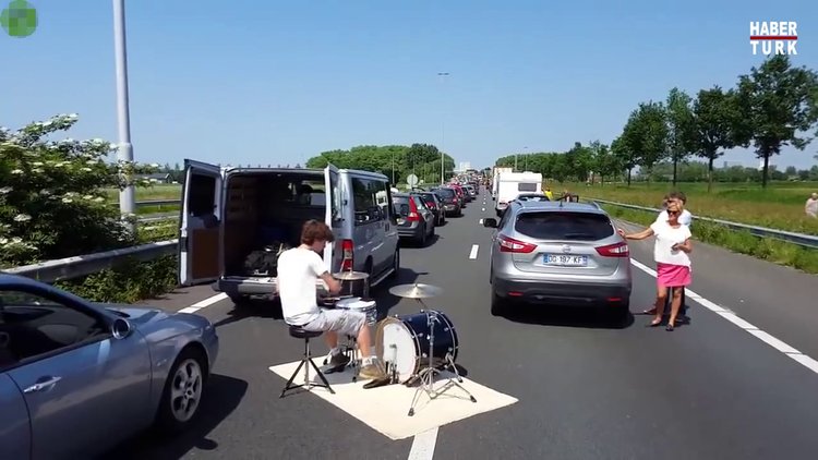 Otoyolu sahneye çevirdiler!