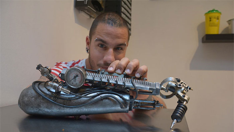 Dünyanın ilk protez kol dövme makinesi