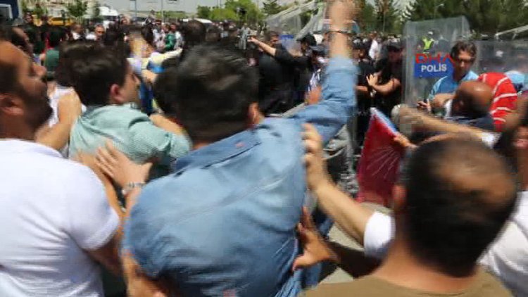 CHP'liler ile polis arasında arbede