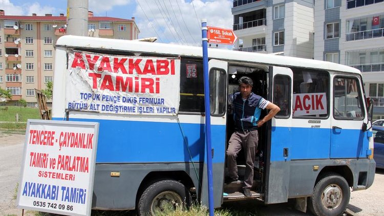 Kira fazla gelince minibüsünü "mobil dükkan"a çevirdi