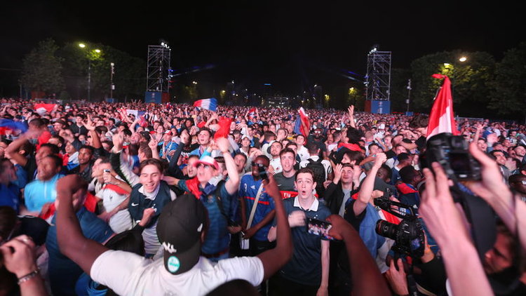 Eyfel Kulesi önünde maç heyecanı