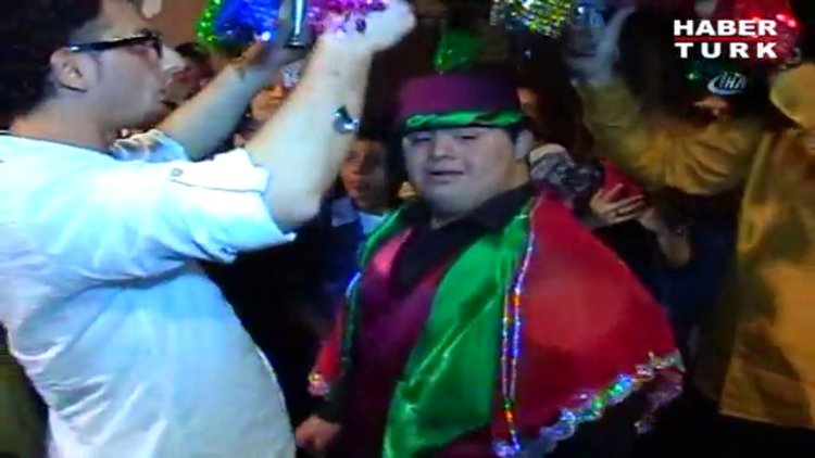 Down sendromlu oğlu için asker kınası eğlencesi düzenledi