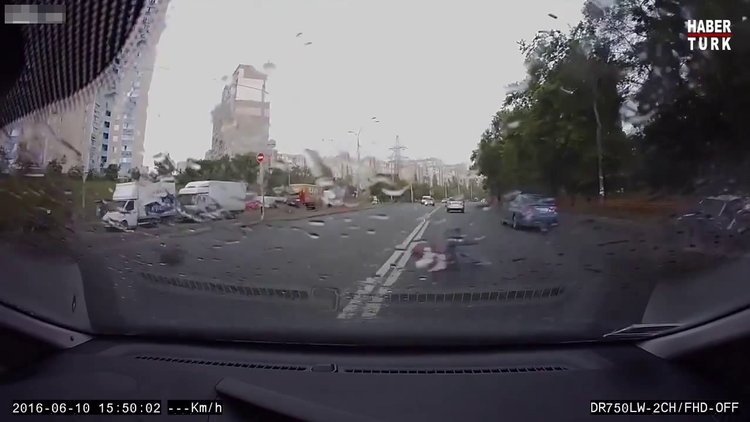 Arabadan fırladı, burnu bile kanamadı