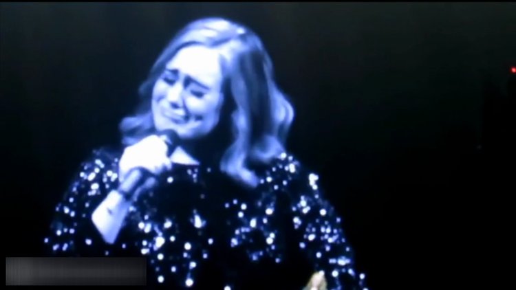 Adele sahnede gözyaşlarını tutamadı