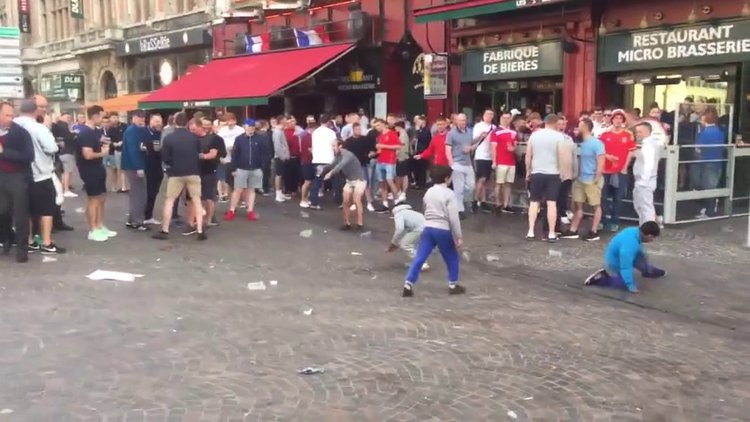 İngiliz taraftar mülteci çocuklarla dalga geçti