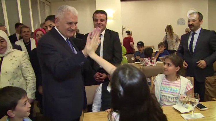 Başbakan Yıldırım, çocuklarla bir araya geldi