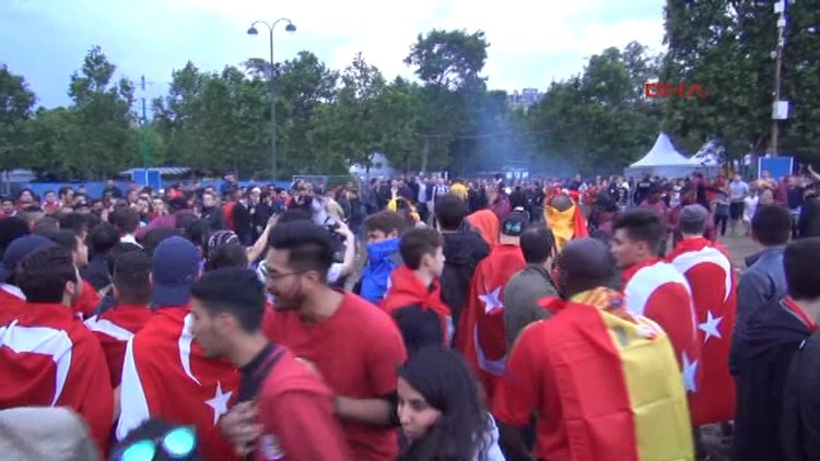 Türk ve İngiliz taraftarları arasında gerginlik