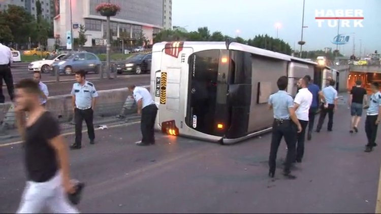 Cevizlibağ'da metrobüs devrildi