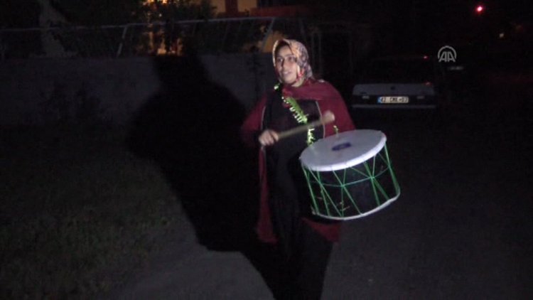 "Bahtiyar abla" 15 yıldır davuluyla sokaklarda