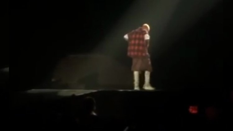 Ünlü şarkıcı yine sahneden düştü!