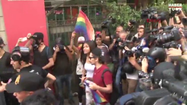 Taksim'de LGBT üyelerine polis müdahalesi