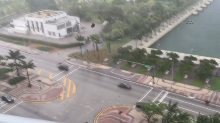 Fırtınada gökten mobilya yağdı!