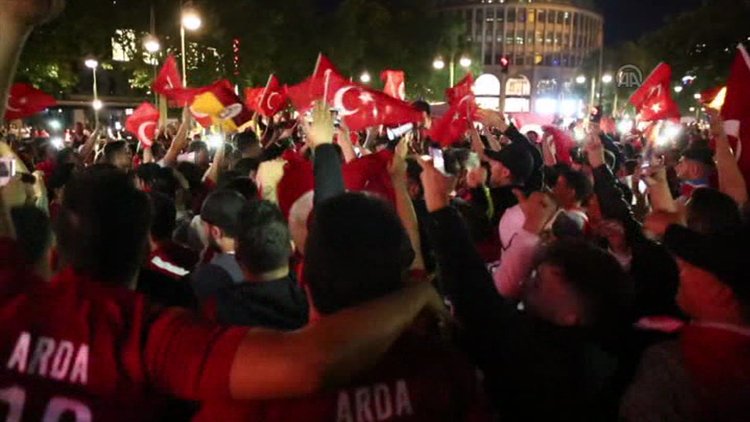 Türk taraftarlar böyle sevindi