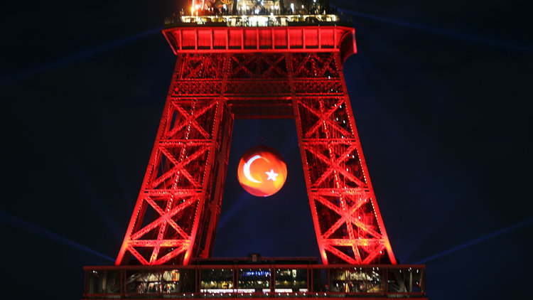 Eyfel kulesi yeniden Türk bayrağına büründü