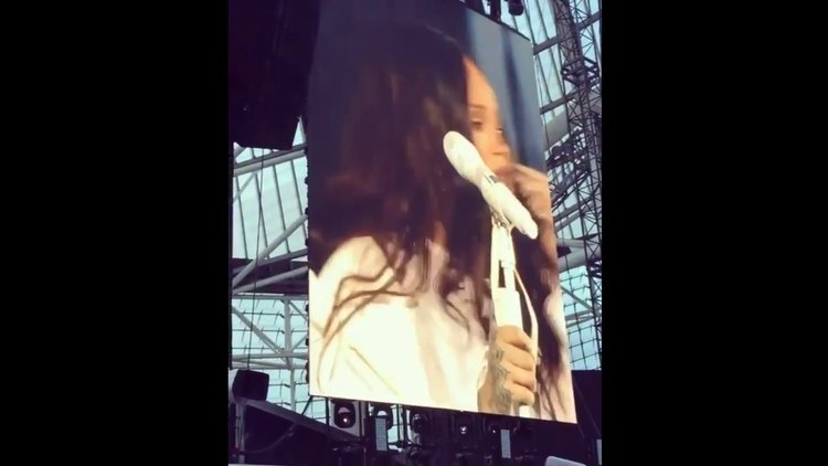 Rihanna konserinde ağladı
