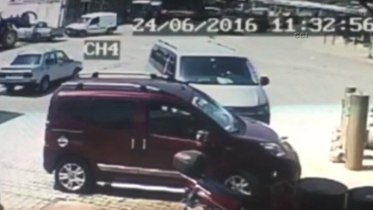 İş makinesinin kancaları kamyonetin camından içeri girdi!