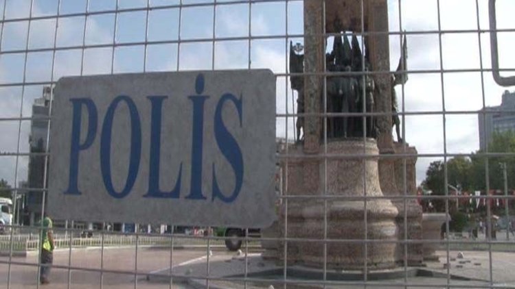 Taksim Cumhuriyet Anıtı kapatıldı