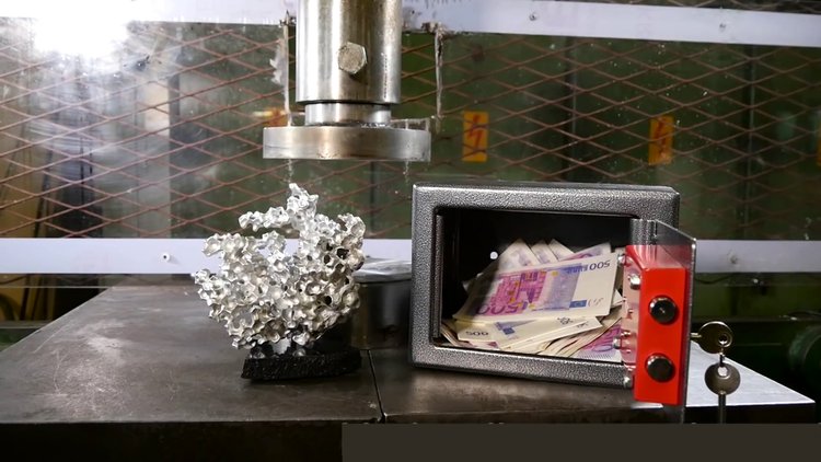 Para dolu çelik kasa preslenirse