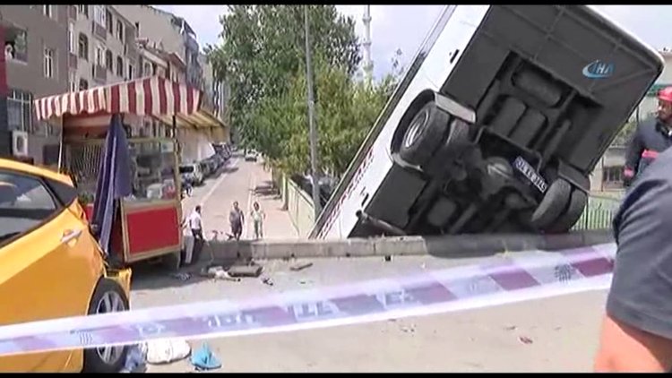 Yolcu midibüsü iki metre yüksekten yere çakıldı