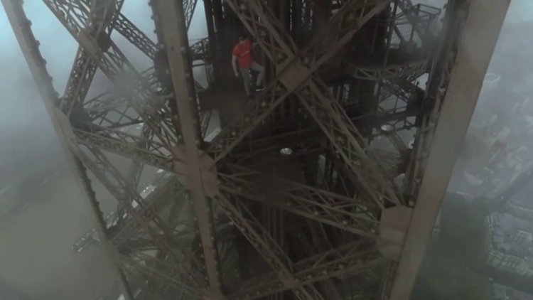 Eyfel Kulesi'ne tırmandılar