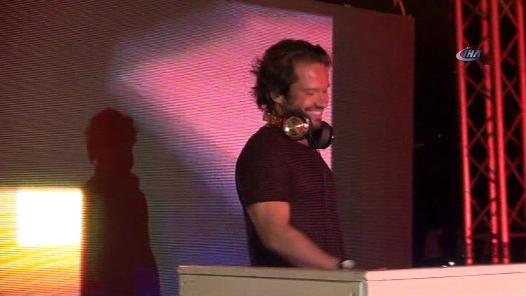 Ozan Doğulu çaldı turistler oynadı